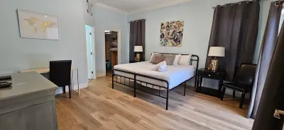 Fully Equipped 3/3 w/ hot tub 1 Mile To Beach