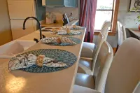 "City View " King Bed Retreat in Bloomington"