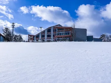 Lake House in the Summer, Ski Chalet in the Winter, Pet Friendly!