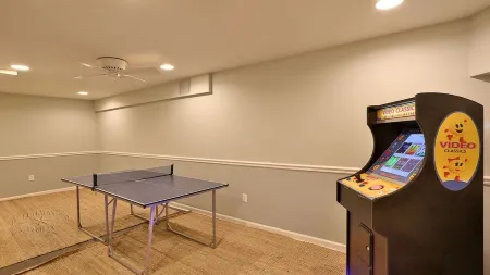 The Quintessential MV Home. Now Booking for 2026! Отели рядом с достопримечательностью «ЙМКА Мартас-Винъярд»