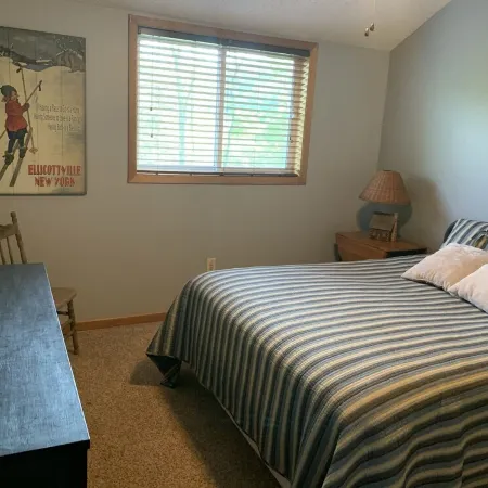 Newly renovated, hot tub and 1 mile from town, across from Holimont!