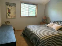 Newly renovated, hot tub and 1 mile from town, across from Holimont!