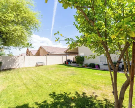 Homelike Style Meets Elegant simplicity—peaceful, Warm, and Instantly Welcoming. キャメルバック・ランチ・グレンデール周辺のホテル