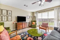 Charming house minutes from everything in Monroe/West Monroe! 5-Star hosts!