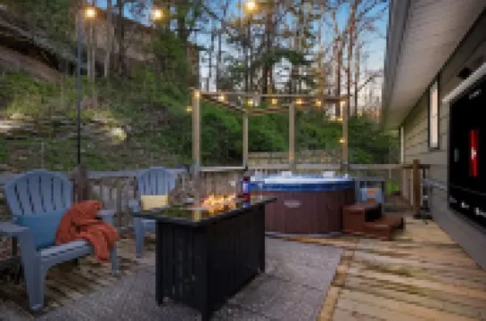 10 Min to NRG Park with Private Deck, Movie Nights & Fire Pit