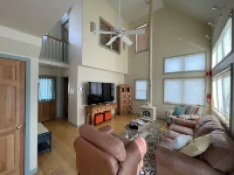 Charming farmhouse in Historic Spring City with AC, WiFi, and full kitchen.