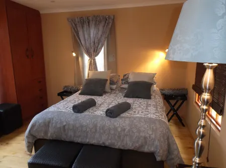 Old Mill Lodge, Seasonal Working Ostrich Farm & Restaurant, Oudtshoorn