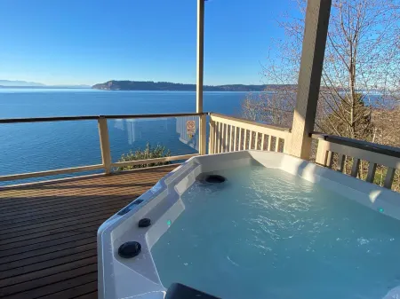 Stunning House with Views of Puget Sound! Ideal for Family Reunions