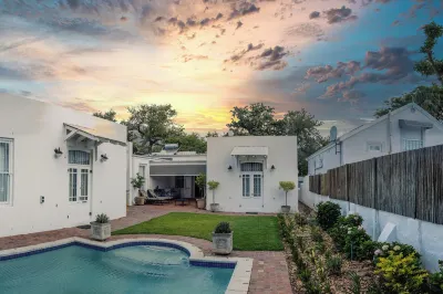 Kolonie's Tuin Hotels near De Oewer Restaurant