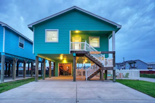 Mins to Beach + Private Pool Golf Cart Zone Game Room Sleeps 12