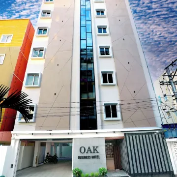 Oak Business Hotel Отели рядом с достопримечательностью «Конгресс-центр Cyber»