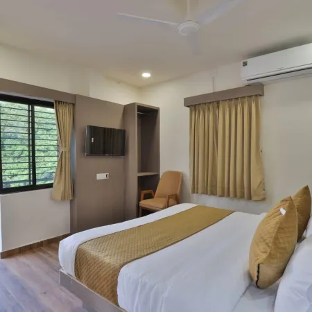 Hotel Tgr Rooms Отели в г. Банаскантха
