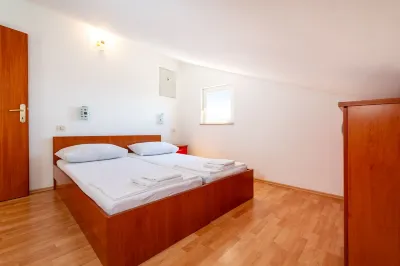 舒適公寓 Malina C6 臥室 8 Camping Strasko附近的飯店