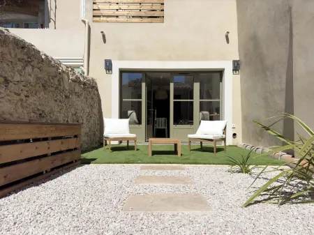 Les Suites du 13 Отели рядом с достопримечательностью «Salin d'Aigues-Mortes»