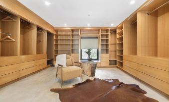 Del Campo Villa - 4BR Woodland Hills Gem With Pool and Cabana