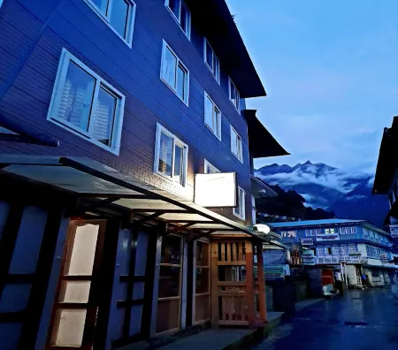 Lama Hotel - Himalayan Burger Отели в г. Солукхумбу