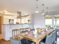 寧靜的帶熱水浴缸和桑拿的別墅