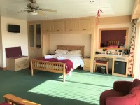 Double-Gate B&B Hotels near Bucklegrove Holiday Park