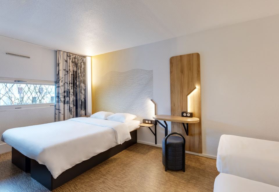 B&B 호텔 릴 상트르 그랑 팔레의 깔끔한 로비 사진