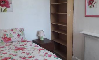 Homely 4-Bed House in Manchester