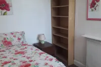 Homely 4-Bed House in Manchester - Parkplatz