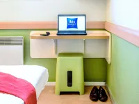 Ibis Budget Valenciennes Petite-Forêt Hotel a Rosult