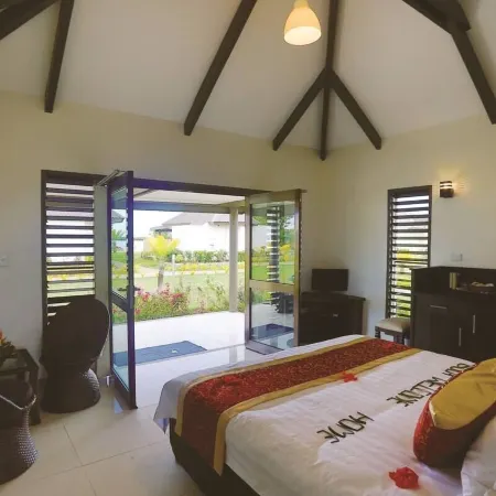 Landers Bay Resort & Spa Fiji - Adults Only Отели рядом с достопримечательностью «Гарден оф Слипинг Джайант»