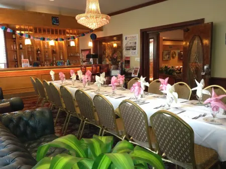 Jones Beach Hotel Отели рядом с достопримечательностью «J Zarnoch Jewelers»