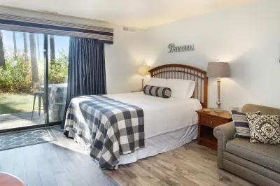 The Shores Lakeside Condo Unit 5680 Hotels in Acme Township