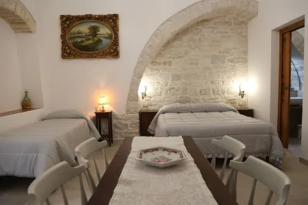 Antico Monastero Отели рядом с достопримечательностью «Parrocchia Santa Maria di Monteverde»