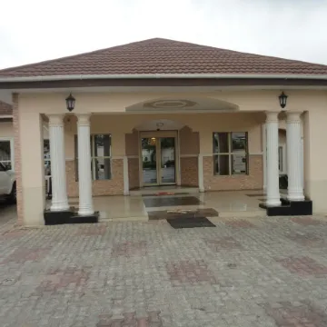 Sdm Tavern and Suites