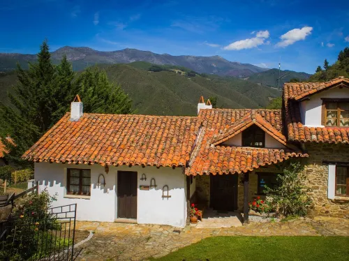 Viviendas Rurales El Covaju فنادق في Lon
