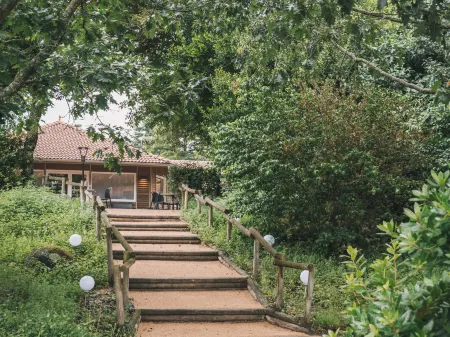 Logis hôtels le Saint Pierre Отели в г. Дё-Севр