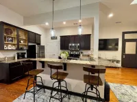 Charming 2-bedroom 2-bath condo with AC and WiFi in pleasant Downtown Hammond!