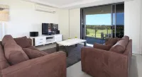 Signature Waterfront Apartments فنادق في Robina