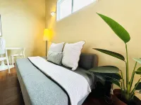 Beautiful Suite Steps to the Sand and Belmont Park