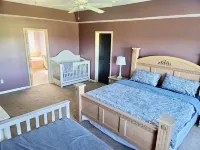 Big And Spacious 5-Bedroom With Outdoor Pool in Kunkletown near Blue Mountain Rose's Creekside Cottage附近的飯店