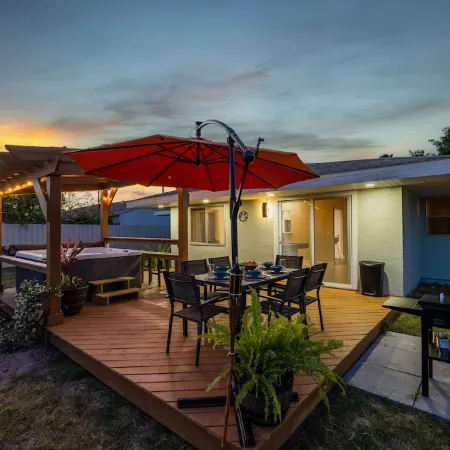 Palm Paradise ~ Hot Tub + Private Yard + Games - 17 mins to the beach!