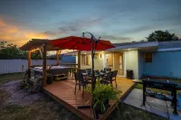 Palm Paradise ~ Hot Tub + Private Yard + Games - 17 mins to the beach! - 4-Star