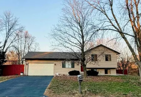 4-bedroom home in Eagen,family friendly, centrally located with fenced backyard Отели рядом с достопримечательностью «Парк Скай Хилл»