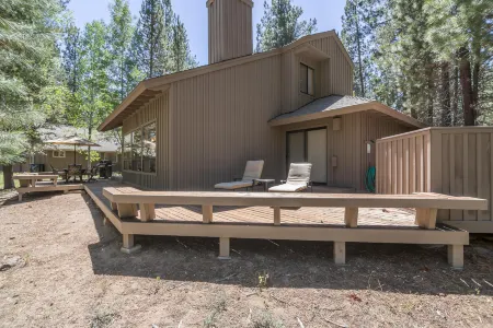 Private Hot Tub, Bikes, Fireplace and Entertainment Options - Cozy Haven