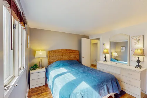 Mountain condominium w/natural light - close to ski lodge and covered balcony Hotels in Sugar Mountain