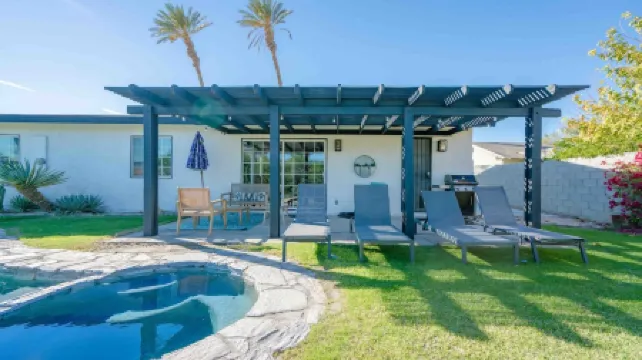 Pool and Spa. BBQ. Close to Coachella. EV Charger