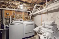 First-floor condo with shared laundry - steps to ski bus pickup, walk to dining Hotels in Cavendish