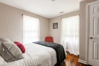 Cozy Decatur Bungalow -10 min. to downtown Atlanta. The Perfect Intown Getaway!