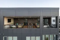 Bright 2-Bedroom Condo in Downtown with Parking