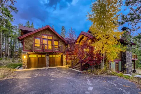 Spacious Open Layout and Private Hot Tub - Inviting Mountain Retreat