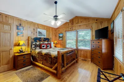 Woodland cabin with riverfront views, gas grill, fireplaces, W/D, and central AC