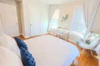 Breathtaking City Views and Private Deck - Stunning Urban Oasis Hotel di 