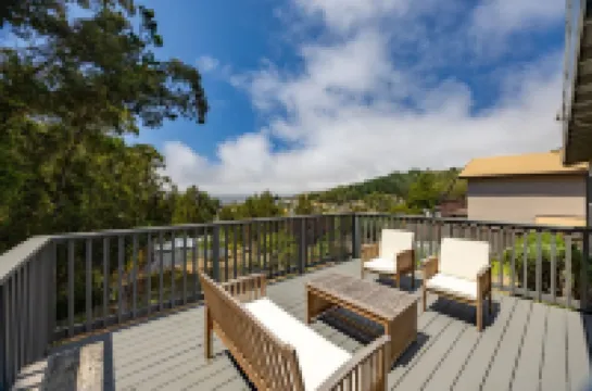 Panoramic Ocean Views and Culinary Delights - Charming Coastal Retreat